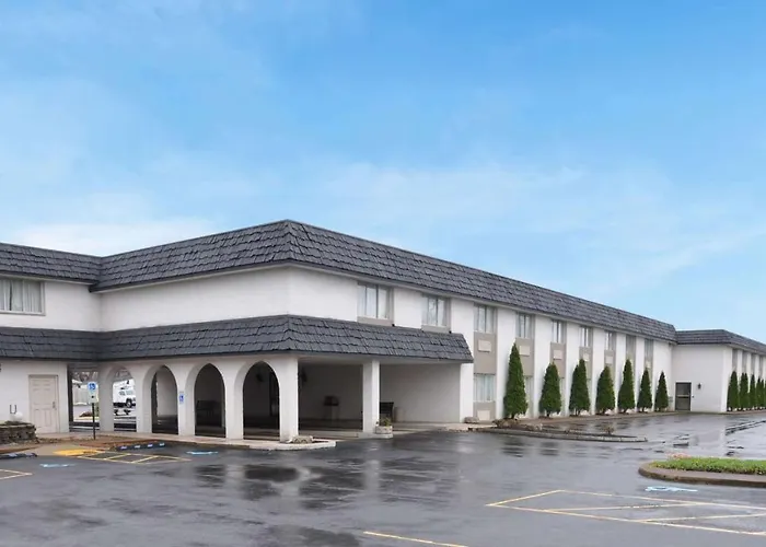 3 star hotels Magnuson East Sandusky